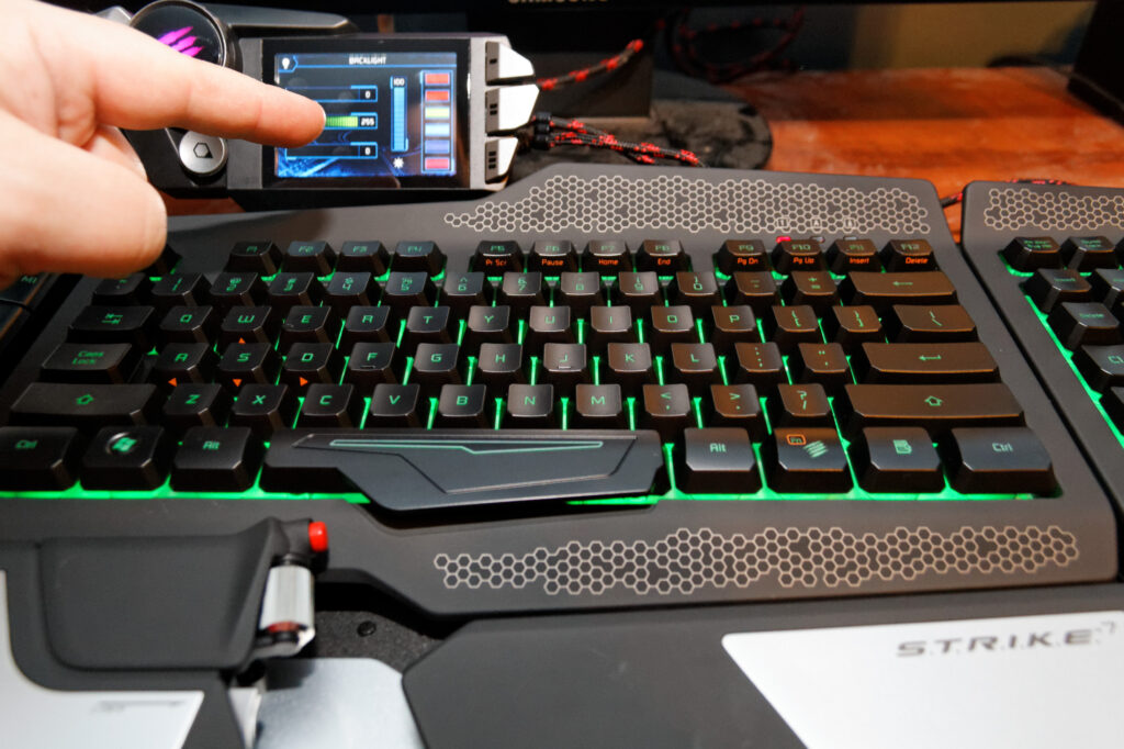Клавиатура Mad Catz в стиле кибер-панк и линейка корпусов AeroCool для настоящих геймеров
